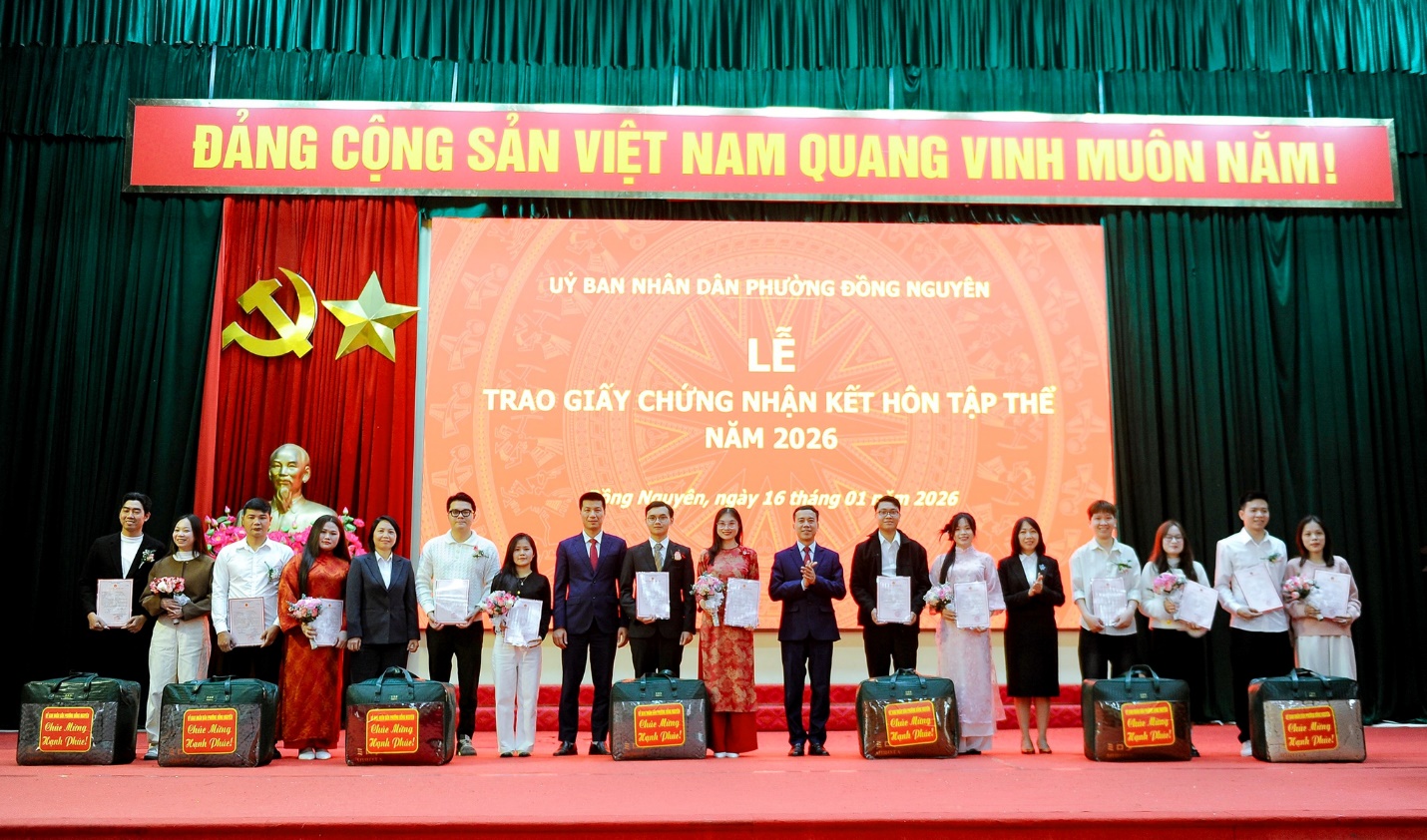 Trao chứng nhận kết hôn – Dấu ấn cải cách hành chính vì người dân